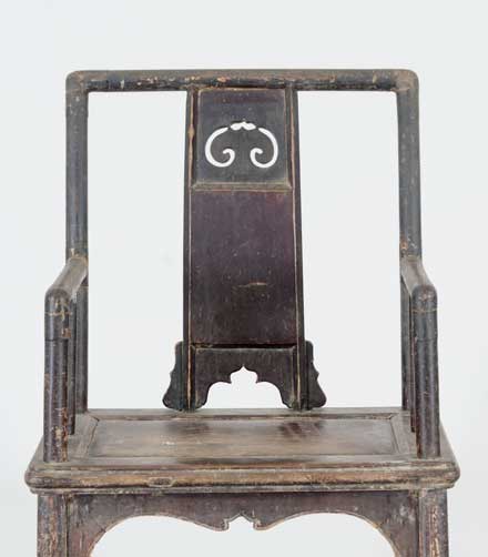 Southern Official Armchair, One of Four
清代中期榆木南官帽椅一把之四